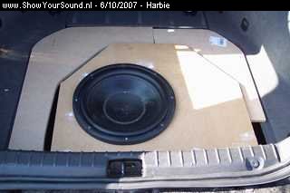 showyoursound.nl - Harbies Alfa Romeo 156 Sportwagon - Harbie - SyS_2007_10_6_23_38_59.jpg - pEven snel een opvulrandje gemaakt ivm het hoogteverschil tussen de bodem en de bekleding. Die zie je nooit meer, dus het hoeft niet zo precies./p