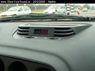 showyoursound.nl - Harbies Alfa Romeo 156 Sportwagon - Harbie - SyS_2008_2_25_14_56_53.jpg - pDe Brax voltmeter verbouwd in de ventilatie-unit op het dashboard./p