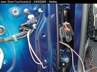 showyoursound.nl - MFD2 met Phatbox install - Herbie - SyS_2006_4_24_21_59_20.jpg - Nu maar eens beginnen met de luidsprekerkabel. Ach de boormachine ligt nog in de buurt dus boren maar door die connector. Eerst kabeltje maar eens door de deur wurmen. 