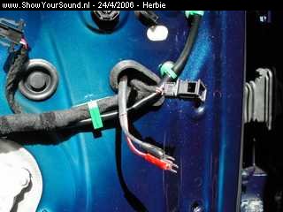 showyoursound.nl - MFD2 met Phatbox install - Herbie - SyS_2006_4_24_22_18_31.jpg - Stekkertjes eraan gezet. Ik kies altijd voor soldeer omdat je in een auto toch met corrosie van je kabel te maken krijgt.
