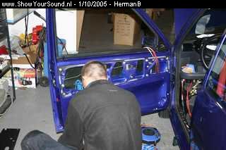 showyoursound.nl - Best klein zon Fiat cinquecento! - HermanB - SyS_2005_10_1_18_19_42.jpg - Feature op de alarminstalatie: deuren op afstand van het slot halen.BRAangezien dit er nog niet inzat, en het een klein fortuin zou kosten (incl vervangen van de sloten) maar losse motoren er bij gezet.