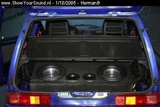 showyoursound.nl - Best klein zon Fiat cinquecento! - HermanB - SyS_2005_10_1_19_27_45.jpg - Kofferbak met aangeklede kist... al even op een andere amp getest.BRWaait best hard. Grondplaat en kist bekleed... wil alles onder de hoedenplank nog zwart spuiten en een opvulling aanbrengen aan de zijkanten van de kist (om het schuiven te vorkomen in de bochten.