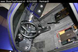 showyoursound.nl - Best klein zon Fiat cinquecento! - HermanB - SyS_2005_10_8_20_41_35.jpg - De enige plek om de versterkers te verstoppen.BRBinnenkort moeten de acter ramen+achterruit nog zwart worden, en worden er traanplaatjes gemaak om deze versterkers een beetje uit het zicht te halen.