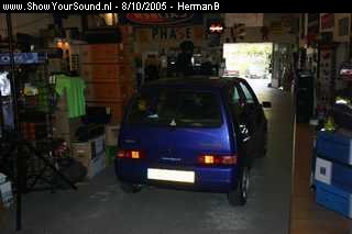 showyoursound.nl - Best klein zon Fiat cinquecento! - HermanB - SyS_2005_10_8_20_44_52.jpg - en nu wel netjes RECHT aangebracht... BR(beetje reklame voor hen die inmiddels al 3 zaterdagen en een vrijdagavond hun werkplaats beschikbaar hebben gesteld!)