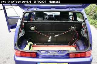 showyoursound.nl - Best klein zon Fiat cinquecento! - HermanB - SyS_2005_9_25_22_42_48.jpg - Speakers gaan er binnenkort uit (+hoedenplank)BRExtra stang achterin voor de wegligging.../PPMet deze grondplaat is het dus mogelijk om bij het reservewiel te komen als de baskist uit de auto word gehaald. Kist er uit, deksel open en je kunt bij het reservewiel...