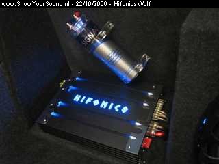 showyoursound.nl - Hifonics,              Power From the Gods - HifonicsWolf - SyS_2006_10_22_15_21_44.jpg - Radio aan en  !!!!!! Voila, schitterende look door de blauwe verlichting