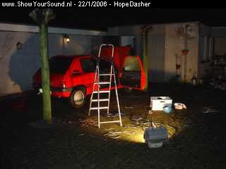 showyoursound.nl - Hope Dasher goes loud - HopeDasher - SyS_2006_1_22_15_2_54.jpg - Aangezien de garage bij General vol staat met enorm veel troep zijn we genoodzaakt om buiten te tobben.