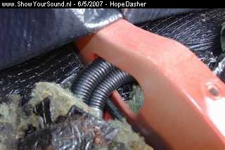 showyoursound.nl - Hope Dasher goes loud - HopeDasher - SyS_2007_5_6_21_39_9.jpg - Om de kabels naar achteren te krijgen zijn de kabels door een gat onder de voorstoel gegaan. Omdat er scherpe randen zijn zitten beide kabels (voedings- en massakabel) in een ribbelbuis.