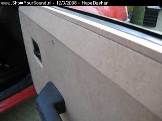 showyoursound.nl - Hope Dasher goes loud - HopeDasher - SyS_2008_3_12_22_55_53.jpg - pMet latjes MDF de afwerking naar het raamrubber  gemaakt./p