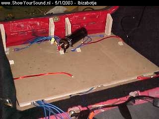 showyoursound.nl - Enjoy seat - Ibizabotje - 18_eerste_opbouw_kabel_zooi.jpg - zo de dubbele bodem is klaar! de kabels weggewert, nu kan het inbouwen beginnen