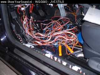 showyoursound.nl - Xtreme Car Concept JVC Fiat Stilo - JVCSTILO - stilo20_18_09_2002.jpg - The wires from the alarm system how am i gonna fit al this!!!!!!!