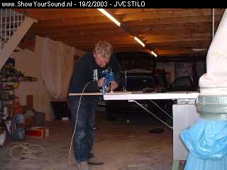 showyoursound.nl - Xtreme Car Concept JVC Fiat Stilo - JVCSTILO - stilo54_20_09_2002.jpg - her is jan preparing the bottem plate with the amp rack!!!