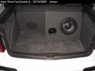 showyoursound.nl - Jeropo-sound (little less) - Jeropo - SyS_2006_10_28_17_59_7.jpg - Bescherminjg voor amp, direct ook ventilatie toevoer via speakerrooster Focal (wel zo netjes naast de focal sub) en afvoer via sleuf bovenzijde.