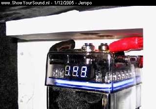 showyoursound.nl - Jeropo-sound (little less) - Jeropo - sys_42_inbouw_cap_14-3v.jpg - Nog net zichtbaar, 14.3V met draaiende motor.