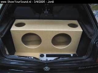 showyoursound.nl - Corrado met Audio System install - Jordi - foto14.jpg - Met de koffer begonnen. Hier is duidelijk de werking van de flip-flop lak te zien. De auto is opeens zwart!!! 8D