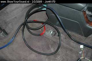 showyoursound.nl - V70tdi - JorritV70 - SyS_2008_2_2_7_59_25.jpg - pDe signaalkabels lopen via de bijrijders kant, en de voedingskabel loopt via de bestuurders kant. Dit om te voorkomen dat de spanningskabel invloed heeft op de signaalkabel./p