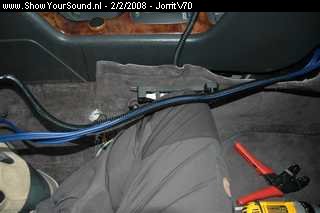showyoursound.nl - V70tdi - JorritV70 - SyS_2008_2_2_7_59_3.jpg - pFlexibel PVC buis er om heen om de kabels te beschermen./p
