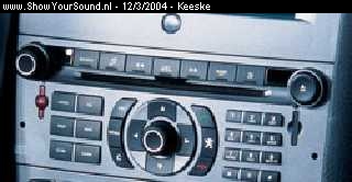showyoursound.nl - OEM JBL - Keeske - rt3_in_407.jpg - De voor de 407 aangepaste RT3 headunit van Magneti Marelli. De rode knop links geeft direct verbinding met hulpdiensten (112), de leeuw-knop verbindt direct met Peugeot Assistance. De cd-sleuf is bruikbaar voor audio CDs wanneer er niet genavigeerd wordt: de route wordt niet in de RT3 onthouden, je hebt altijd de cd nodig!BRIn de kleine gaatjes links en rechts zitten de Torx schroeven om de middenconsole te demonteren.