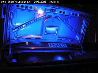 showyoursound.nl - Krukkies E30  320i   M-Tech - Krukkie - SyS_2006_5_26_16_21_0.jpg - LCD in de kofferbak, is mooi gezicht met het blauwe neon