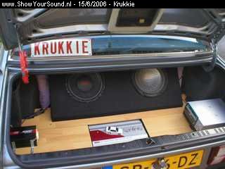 showyoursound.nl - Krukkies E30  320i   M-Tech - Krukkie - SyS_2006_6_15_16_46_16.jpg - De kofferbak, met omvormer en DVD speler en Het Sub gedeelte met de versterker