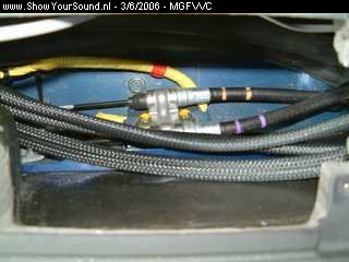 showyoursound.nl - MG MEETS GROUNDZERO - MGFVVC - SyS_2006_6_3_13_2_52.jpg - Hier lopen de kabels onder de arm steun.