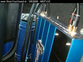 showyoursound.nl - MG MEETS GROUNDZERO - MGFVVC - SyS_2006_6_3_13_3_17.jpg - De 2 MP5 RCA kabels op de GZ Nucliare 4350x