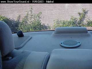showyoursound.nl - Luide GZ sedan - Maikel - hoedenplank.jpg - Mijn hoedenplank. Hier zie je een roostertje waaronder ik een gat heb gemaakt waardoor de bass iets beter 