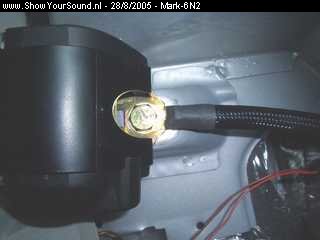 showyoursound.nl - Audio-System-exact! - Steg - Sound Quality - Mark-6N2 - SyS_2005_8_28_19_55_11.jpg - Ik had voor al 50mm2 vanaf de accu naar de carrosserie gebruikt.  Dus heb ik de 35mm2 massa kabel achter vervangen voor een 50mm2.  Aangebracht onder de gordelbout.  Deze kabel gaat straks naar een verdeelblok waar de 2 versterkers en de autoradio op aan worden gesloten.