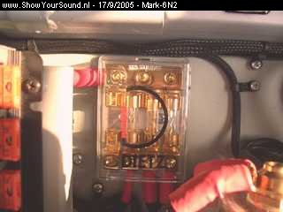 showyoursound.nl - Audio-System-exact! - Steg - Sound Quality - Mark-6N2 - SyS_2005_9_17_18_21_28.jpg - Zekeringverdeelblok van Dietz. Komt 35mm2 in en gaat 2 x 25mm2 en 1 x 10mm2 uit.BR2 x 25mm2 voor de F2-130 en de F4-600.BR1 x 10mm2 voor de voeding van de autoradio.