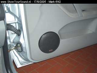 showyoursound.nl - Audio-System-exact! - Steg - Sound Quality - Mark-6N2 - SyS_2005_9_17_18_23_30.jpg - In de speakerroosters heb ik een laagje zwarte speakersstof geplakt. Nu ziet het er al strakker uit en kijk je niet meer tegen die gele midbassen aan.