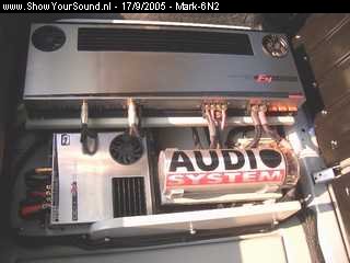 showyoursound.nl - Audio-System-exact! - Steg - Sound Quality - Mark-6N2 - SyS_2005_9_17_18_23_7.jpg - Het totaal overzicht na de verbouwing. Hiervoor speeld ik passief met de filters van de RX 165 pro. Nu wordt alles gefilterd door de Alpine 9855R. De klankweergave is stukken beter en ik heb nu tijd correctie. Om de Alpine 9855R te installeren viel nog niet mee.