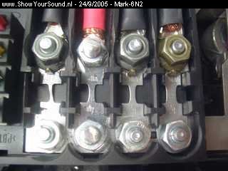 showyoursound.nl - Audio-System-exact! - Steg - Sound Quality - Mark-6N2 - SyS_2005_9_24_19_16_40.jpg - In de originele zekeringhouder van mijn VW had ik 1 aansluiting nog niet in gebruik. Daar heb ik dus mijn stekker op aan gesloten voor mijn acculader.BR40A zekering ertussen. ( 10mm2 )