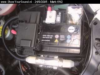 showyoursound.nl - Audio-System-exact! - Steg - Sound Quality - Mark-6N2 - SyS_2005_9_24_19_16_58.jpg - De heftruck stekker bovenop de accu. Dit werkt perfect en heeft een goede verbinding. ( 10mm2 kabel )