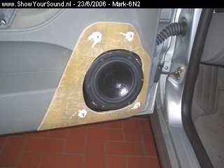 showyoursound.nl - Audio-System-exact! - Steg - Sound Quality - Mark-6N2 - SyS_2006_6_23_1_19_5.jpg - Polyesther geschuurd en gemonteerd op het deurpaneel. Het deurpaneel weer gemonteerd op de deur zelf. Zo kan ik de mdf ringen precies goed plaatsen.