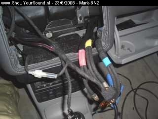 showyoursound.nl - Audio-System-exact! - Steg - Sound Quality - Mark-6N2 - SyS_2006_6_23_1_27_6.jpg - De bekabeling achter de headunit.BRDe remote is ook afgezekerd ( 1 A )