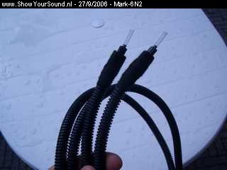 showyoursound.nl - Audio-System-exact! - Steg - Sound Quality - Mark-6N2 - SyS_2006_9_27_17_8_29.jpg - Om de installatie beter te kunnen afstellen heb ik er een Alpine PXA-H700 gebruikt. De 3 RCA kabels heb ik verwijderd en heb er een glasvezel kabel voor in de plaats gelegd. De glasvezel kabel is in zijn geheel beschermd door middel van deze loom-tube.