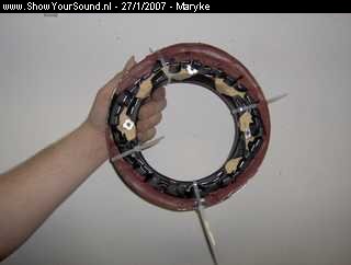 showyoursound.nl - Lucky Lady - Maryke - SyS_2007_1_27_0_32_25.jpg - de rand vol laten lopen met kit, zodat de ring niet kan gaan trillen.