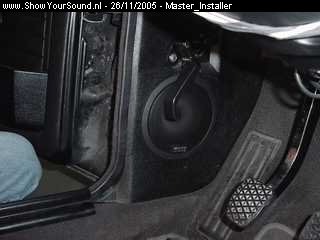 showyoursound.nl - RF 25 to life BMW - Master_Installer - SyS_2005_11_26_14_2_52.jpg - De speaker past maar net achter de motorklep-opener.