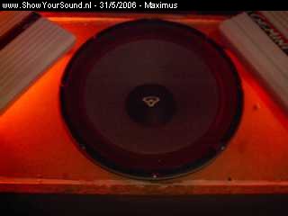 showyoursound.nl - old-skool isnt old fassion - Maximus - SyS_2006_5_31_16_35_46.jpg - Close up van de oude Cerwin Vega PA woofer.