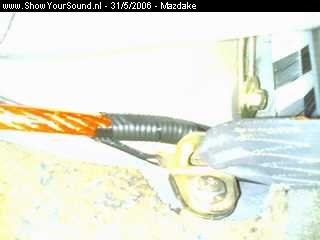 showyoursound.nl - Sound Quality in een mazda 626 - Mazdake - SyS_2006_5_31_9_34_20.jpg - Op de gevaarlijke plekken zit er wel een stuk ribbelslang om slijten van de kabel te voorkomen.