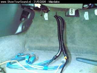 showyoursound.nl - Sound Quality in een mazda 626 - Mazdake - SyS_2006_5_31_9_38_11.jpg - De rca liggen verdeeld over 2 ribbelslangen om ze mooi onzichtbaar onder de vloer te verstoppen.BR