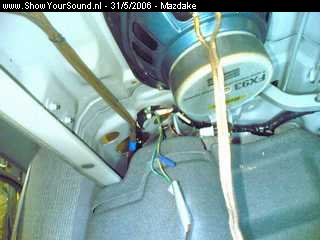 showyoursound.nl - Sound Quality in een mazda 626 - Mazdake - SyS_2006_5_31_9_41_58.jpg - In de kofferruimte heb ik de kabels vast gemaakt aan de hoedenplank. De kabel aan de speaker is nog de oude.