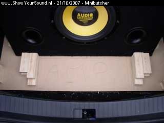 showyoursound.nl - Seat Leon met Audio system install - Minibutcher - SyS_2007_10_21_22_21_19.jpg - phier moet de versterker dus komen te liggen./p
