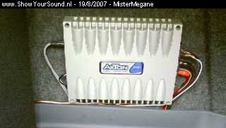 showyoursound.nl - Woofer zit er al in, nu de head unit nog - MisterMegane - SyS_2007_8_19_12_34_47.jpg - pDe monoblok van axton, de Axton C109 met een vermogen van 350 watt rms met de regeling van de bas door middel van een draaiknop voor aan het dashboard./p