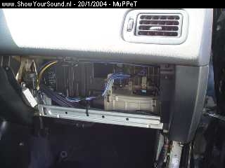 showyoursound.nl - 1750Watt RMS Honda Civic - MuPPeT - dsc00593.jpg - daarna lopen ze achter het dashboardkastje langs
