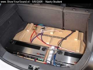 showyoursound.nl - Alpine / Audio System install - NastyStudent - SyS_2006_8_8_9_35_26.jpg - De onderste laag in de koffer: 2 amps, condensator, scharnier om aan het reservewiel te komen, ...