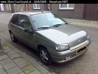 showyoursound.nl - Project clio - Neophyte1987 - SyS_2006_9_20_13_8_20.jpg - Mijn autotje... a.k.a. terror clio.... hijs in de maak, tjek de verdere fotos om de vooruitgangen te zien...