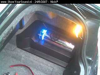 showyoursound.nl - Mijn allereerste instal - NickP - SyS_2007_6_24_21_9_37.jpg - pHier de condensator aangesloten op de accu, zoals zichtbaar!/p