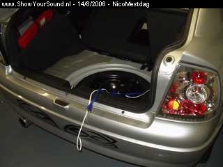 showyoursound.nl - First Install  - NicoMestdag - SyS_2006_8_14_21_34_27.jpg - The audio and remote cables in the trunk space of the car.