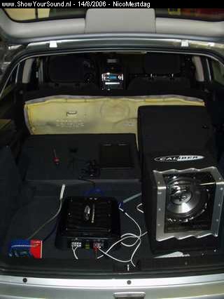 showyoursound.nl - First Install  - NicoMestdag - SyS_2006_8_14_21_46_47.jpg - The pre-installation of the subwoofer and amplifier in the trunk space of the car.